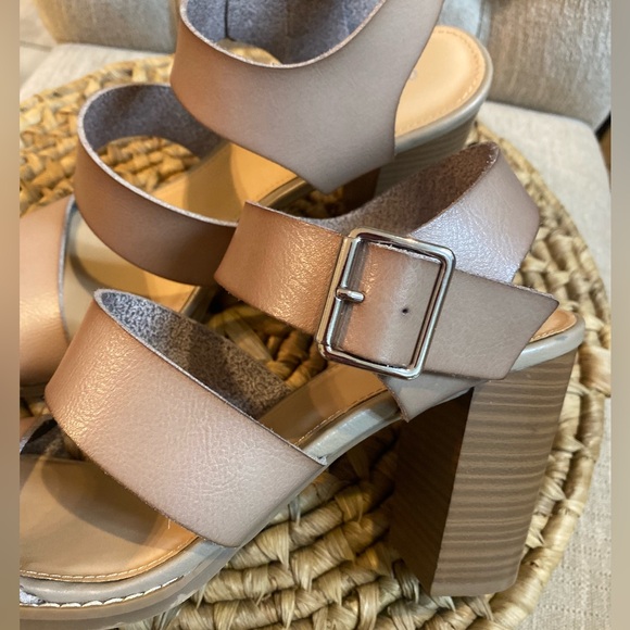 Old Navy NEW Strappy Beautiful Taupe Neutral Beige 4” Block Heels - size 10 - Picture 4 of 14